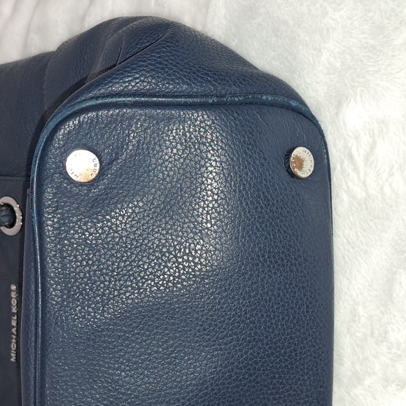 Michael Kors- Authentic  Navy Leather Bag - Picture 6 of 16